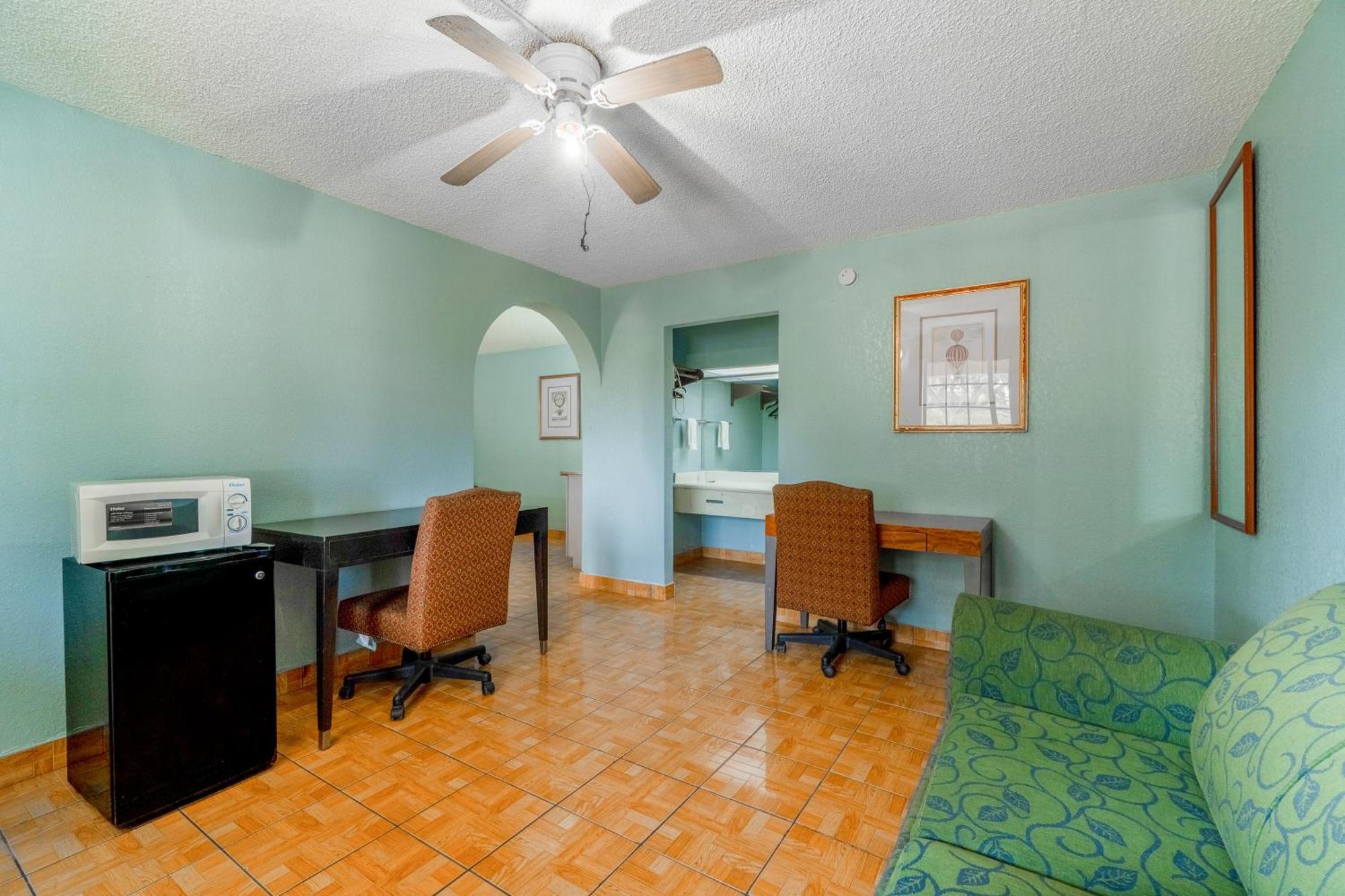 Lone Star Inn & Suites By Oyo Harlingen Tx Екстериор снимка